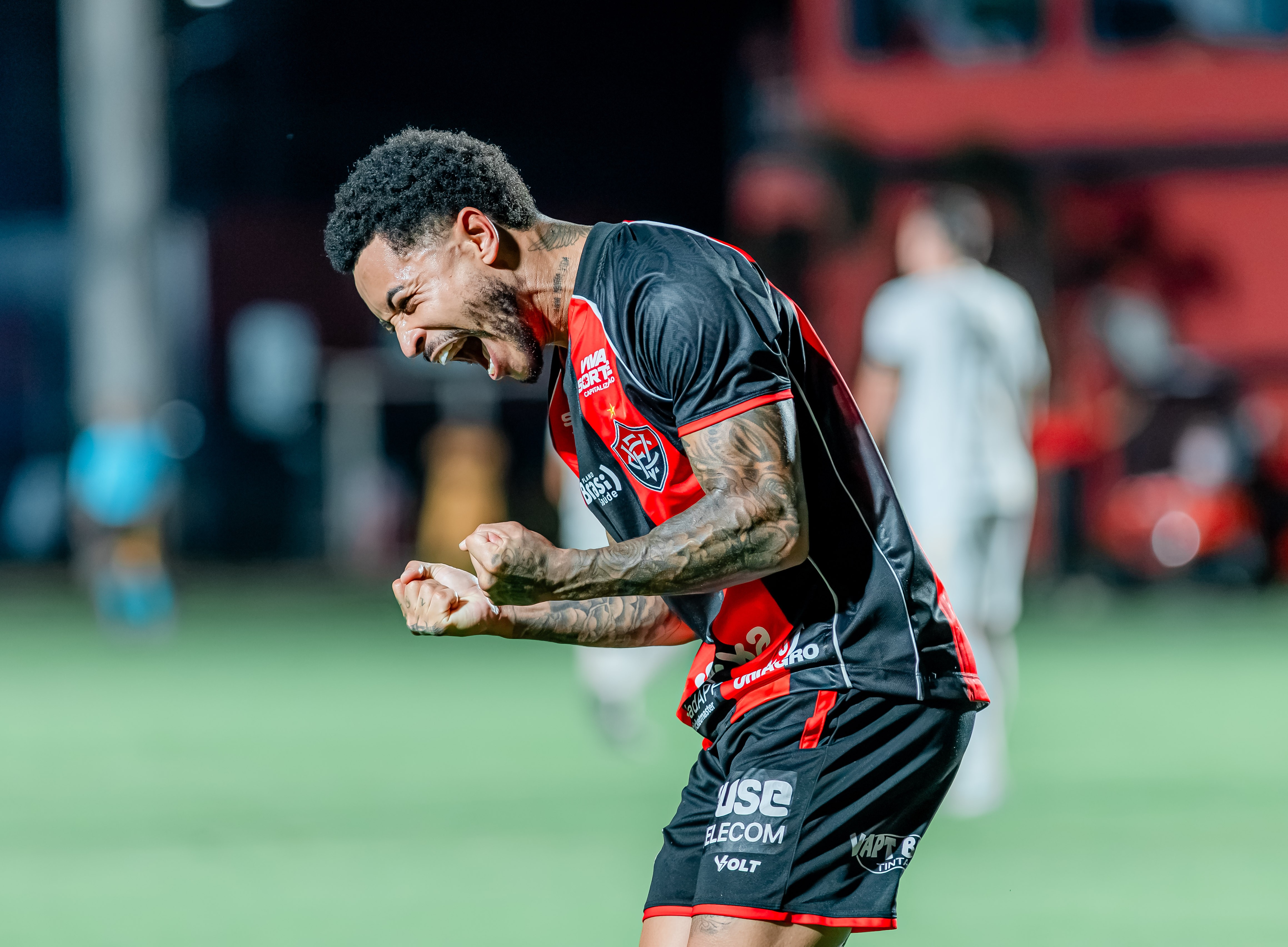Matheuzinho exalta retomada da confiança no Vitória em temporada com mais gols da carreira
