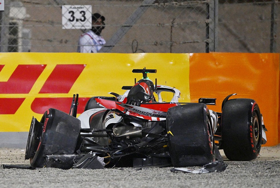 Esteban Ocon bateu forte e abandonou a classificação no GP do Bahrein — Foto: Rudy Carezzevoli/Getty Images