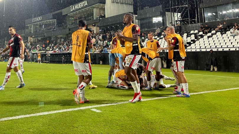 FIM DE JOGO! Em grande partida, São Paulo vence o Libertad e assume a liderança do grupo