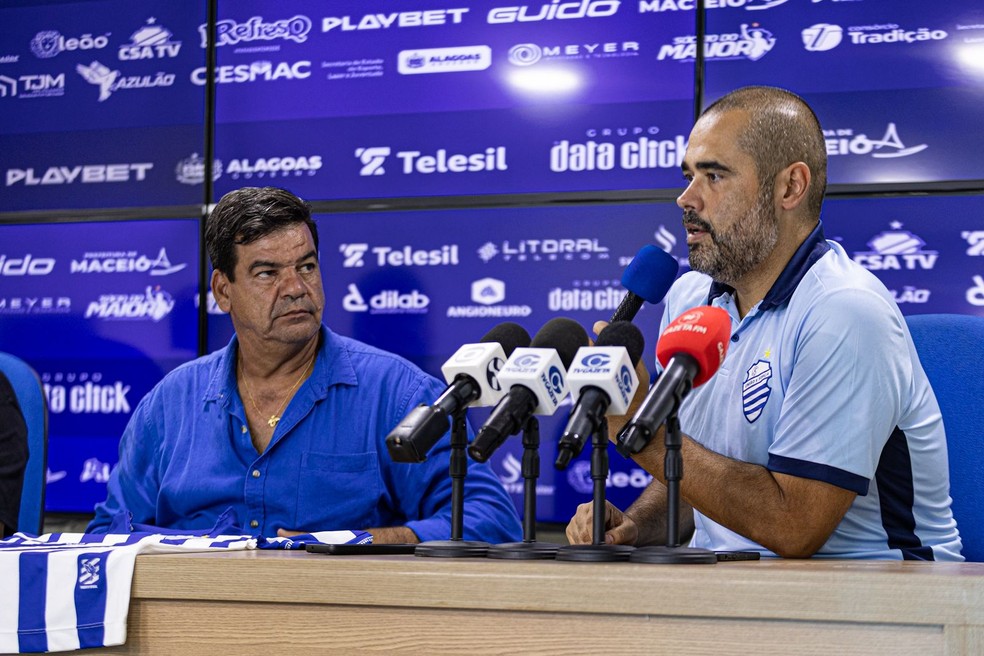 Moacir Júnior e Carlos Bonatelli debatem sobre reforços para o CSA — Foto: Allan Max/ASCOM CSA