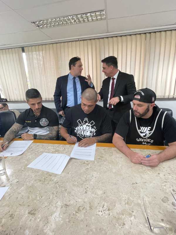 Corinthians, Caixa e Gaviões fecham acordo para financiamento da arena.