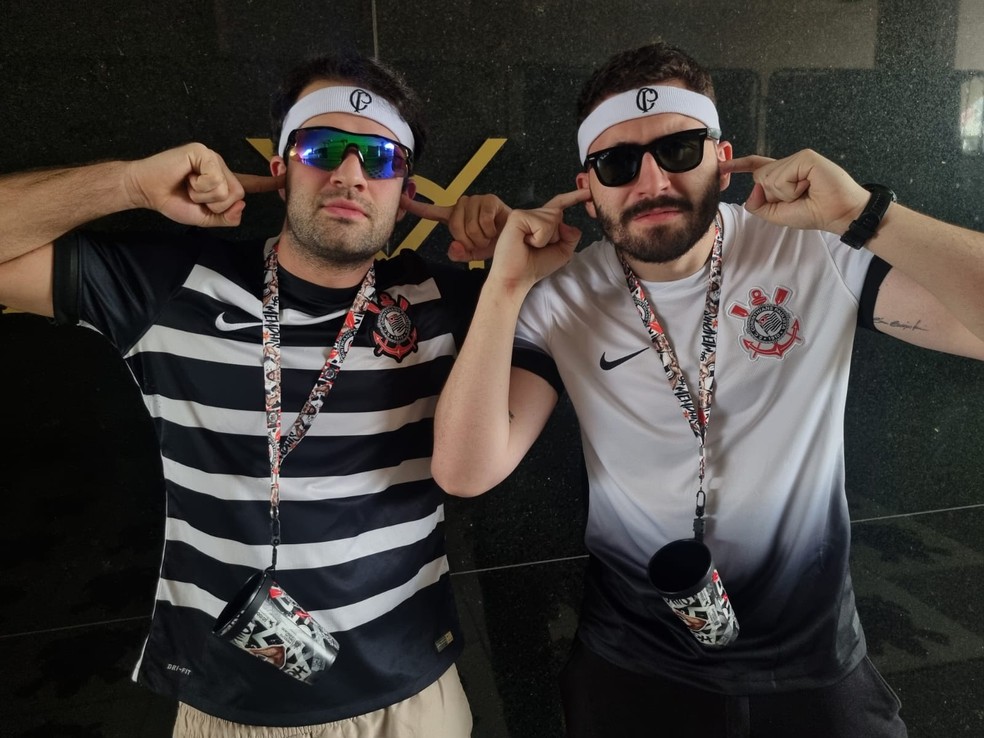 Torcedores ostentam a faixa de Memphis e imitam a comemoração do holandês