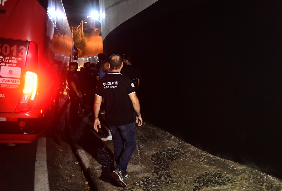 Polícia Civil chega para cumprir mandado de prisão contra Jô — Foto: Marcos Ribolli