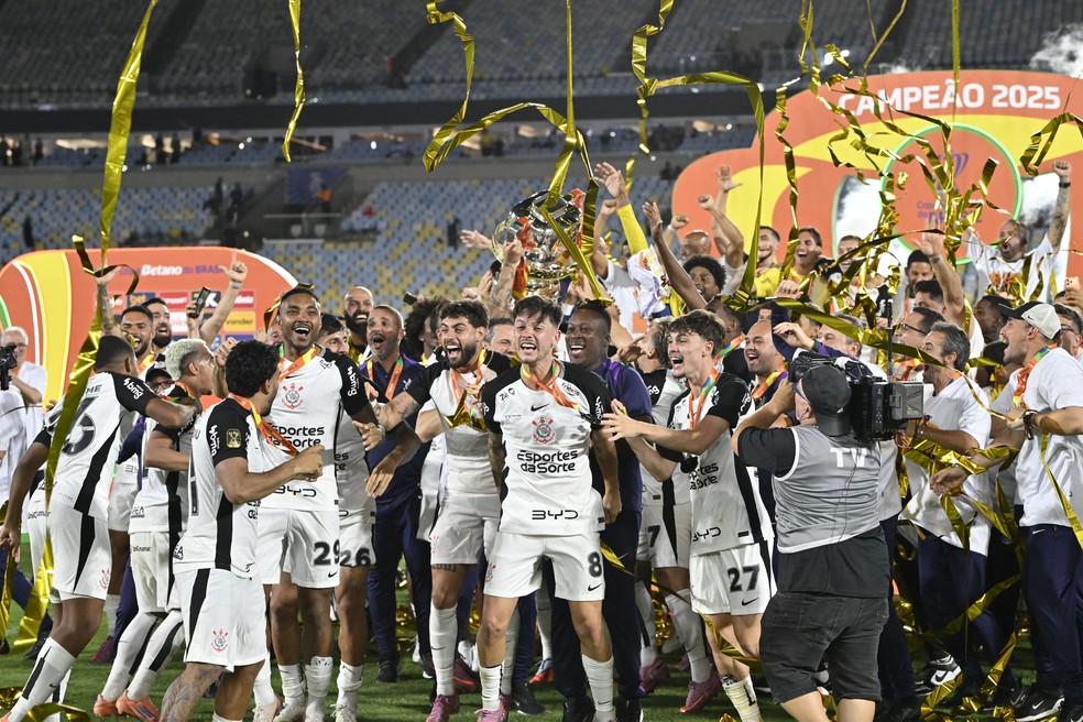 Jogadores e comiss�o t�cnica do Corinthians comemoram t�tulo da Copa do Brasil com trof�u � Foto: Andr� Dur�o
