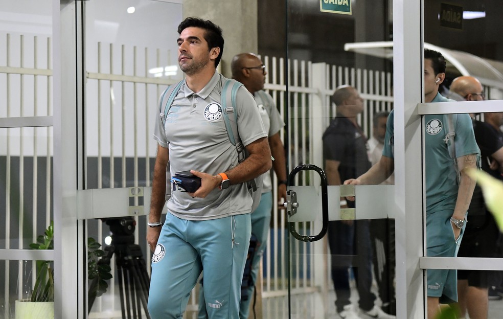 Abel Ferreira, do Palmeiras, antes do jogo contra o Inter — Foto: Marcos Ribolli