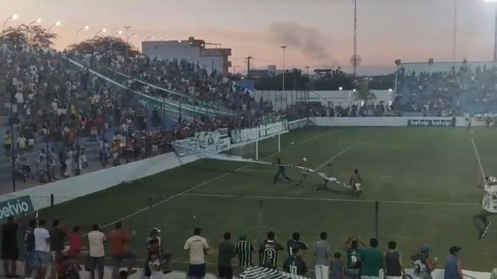 Invasão de campo em Nacional de Patos x Sousa — Foto: Reprodução / redes sociais