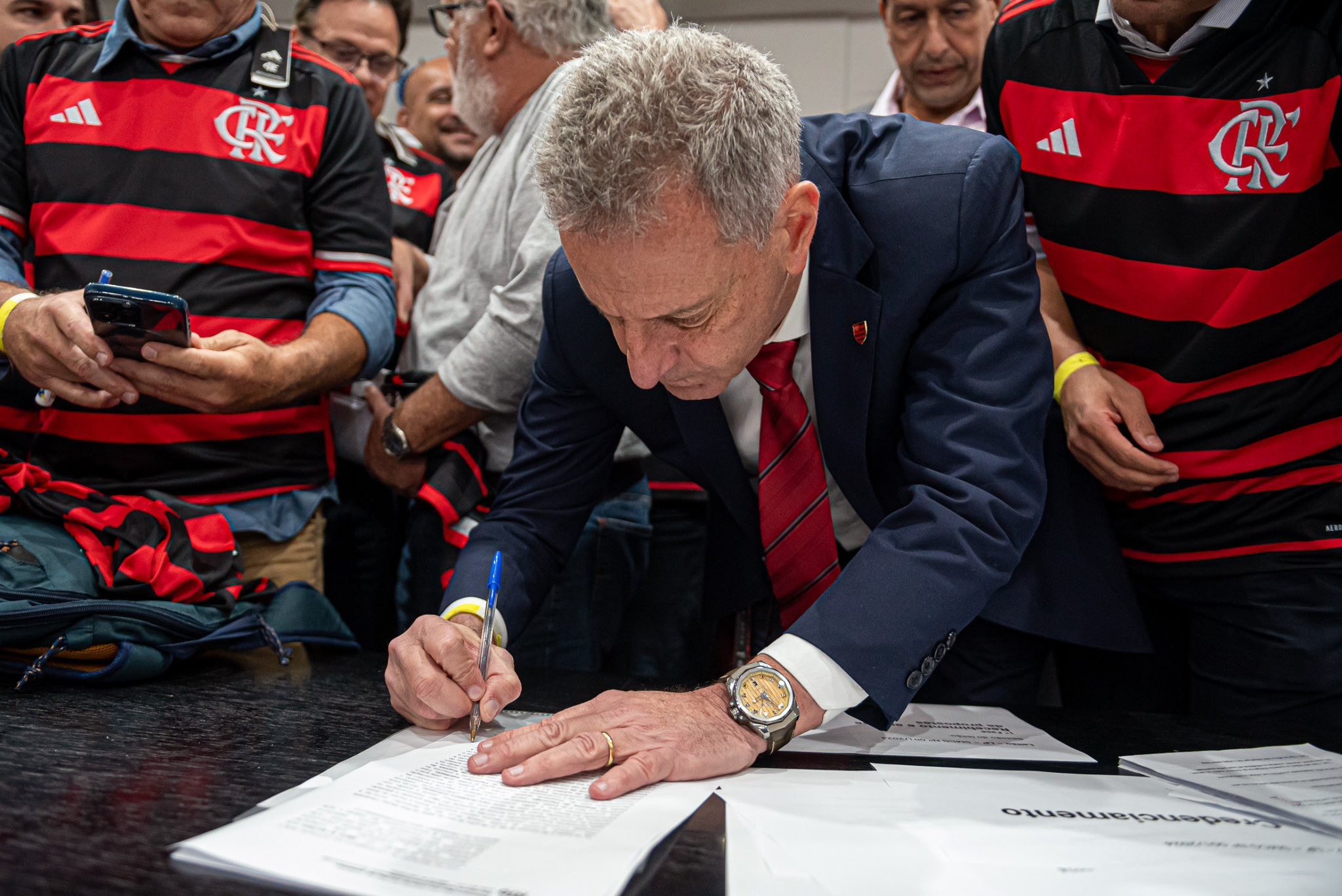 Flamengo alcança receita recorde, porém dívida atinge R$ 327 milhões em 2024.