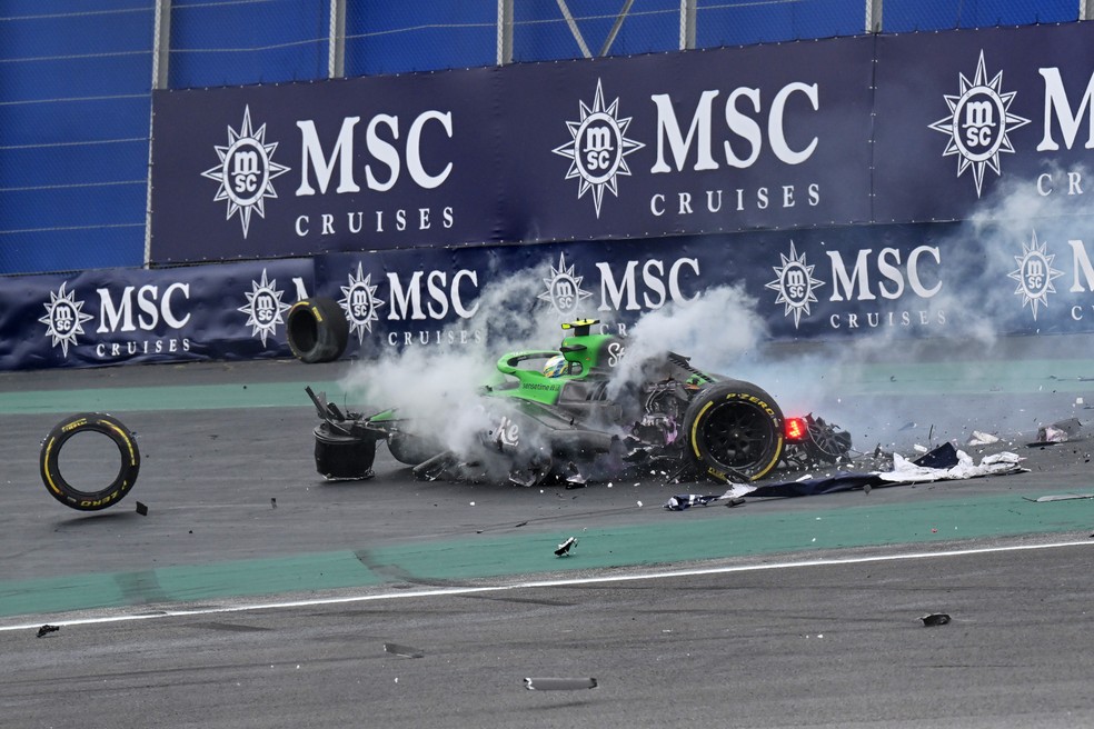 Batida do carro de Gabriel Bortoleto durante a corrida sprint do GP de São Paulo da F1 — Foto: Michael Potts/LAT Images