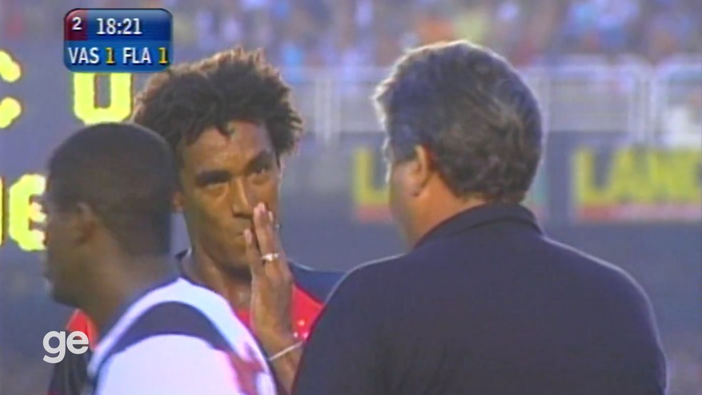 Douglas Silva ri após escutar orientação de Geninho a Beto na final do Carioca de 2004 — Foto: Reprodução