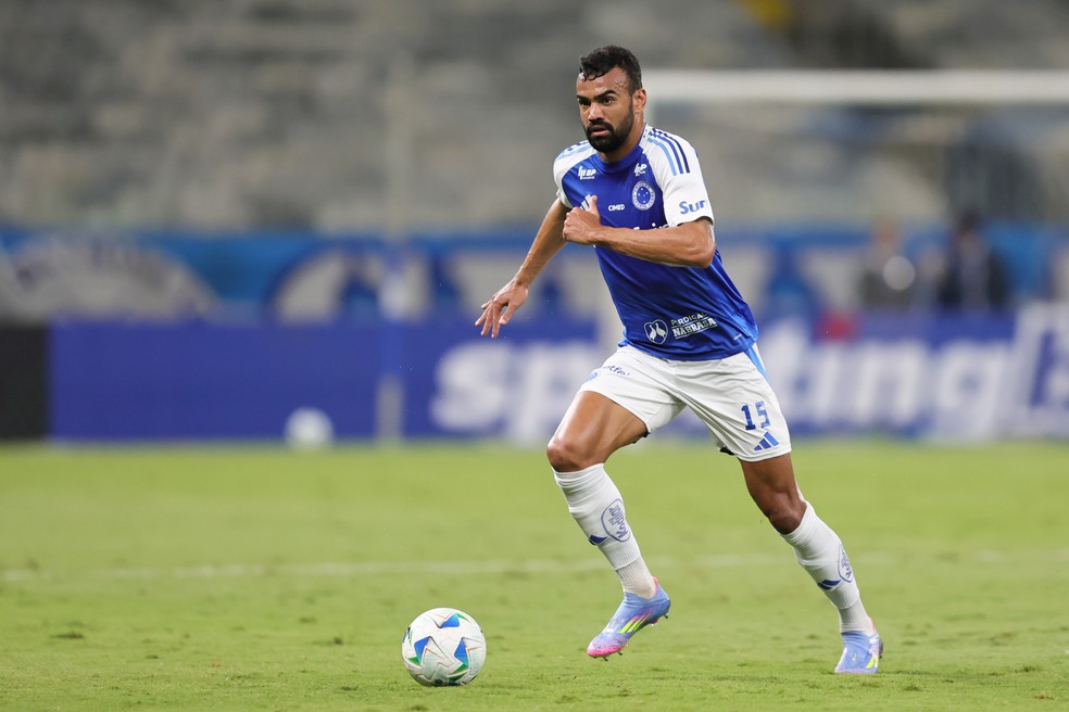 Fabrício Bruno em ação pelo Cruzeiro — Foto: Gilson Lobo/AGIF