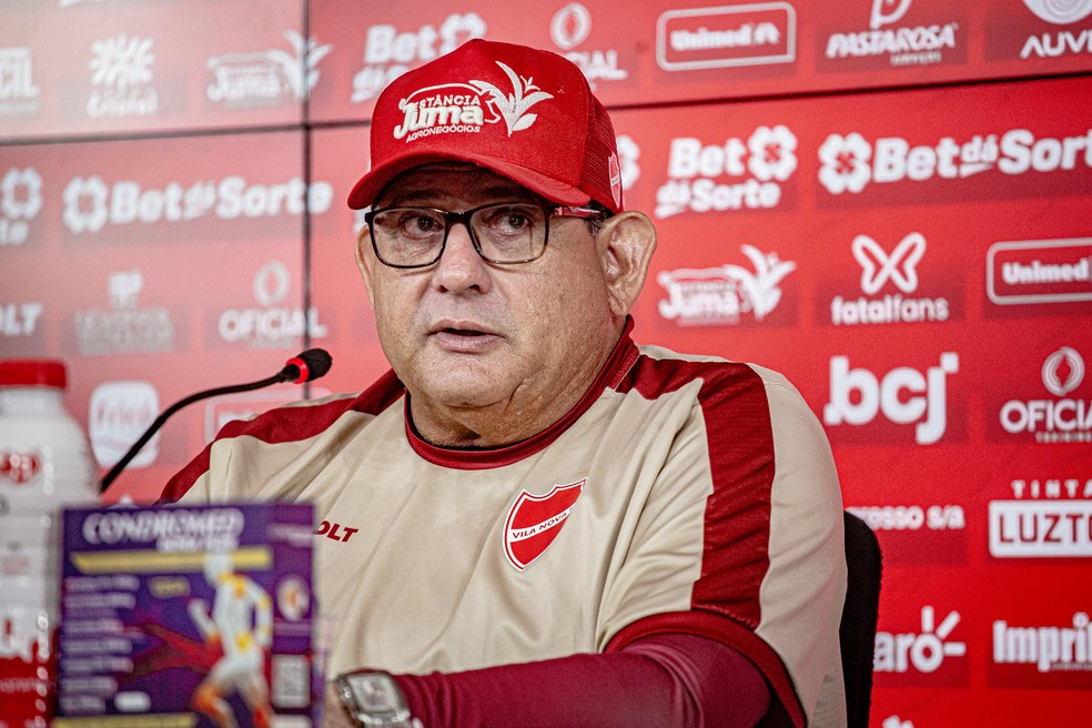 Guto Ferreira, técnico do Vila Nova, durante entrevista coletiva — Foto: Roberto Corrêa/Vila Nova F.C.