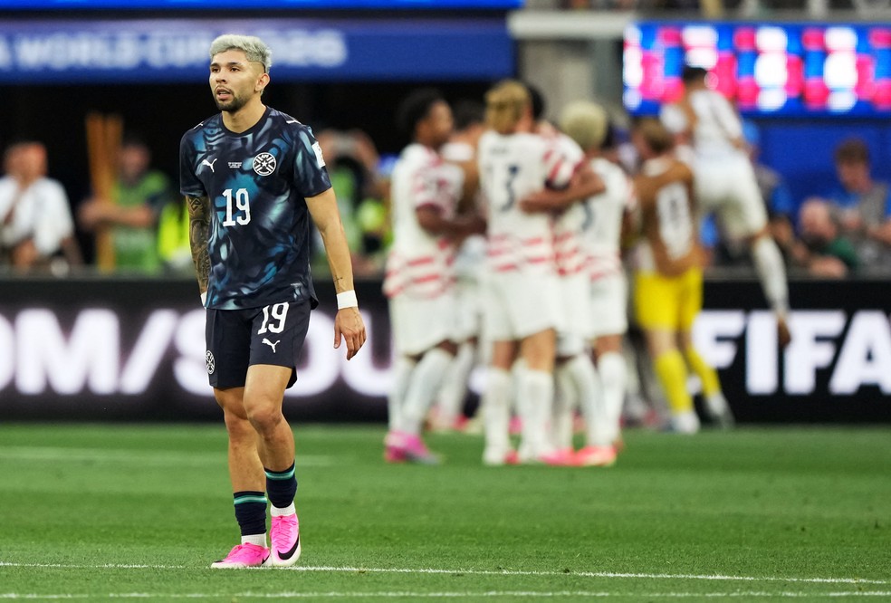 Julio Enciso em ação pelo Paraguai — Julio Enciso