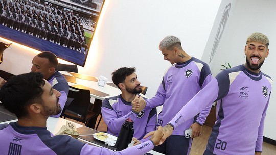Com Jair e sem Igor Jesus, Botafogo se reapresenta após Copa do Mundo de Clubes - Zagueiro vendido ao Nottingham Forest foi ao CT para se despedir dos companheiros