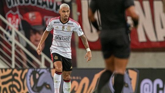 Diferença no pagamento e preferência mantêm Matheuzinho no Flamengo; entenda