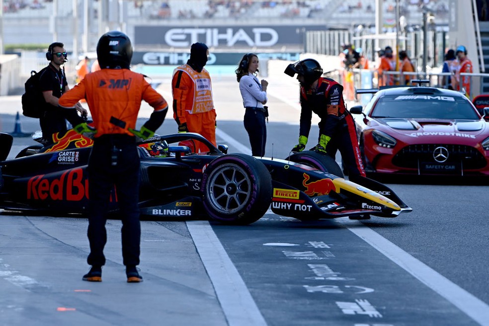 Isack Hadjar nos boxes após ficar estacionado na largada em Abu Dhabi — Foto: James Sutton/Formula Motorsport Limited via Getty Images