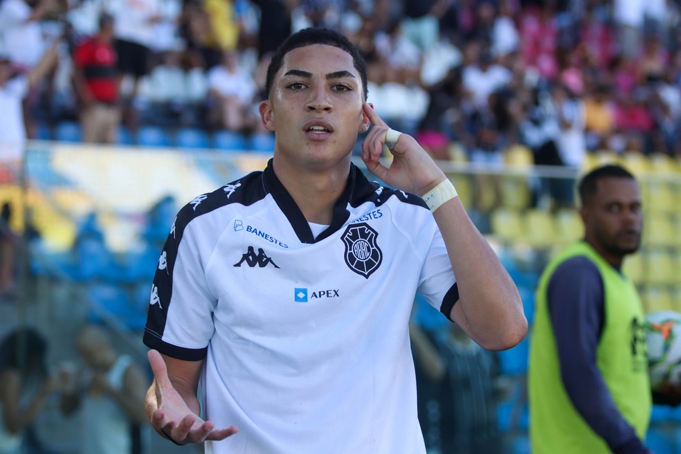 Breno Melo marca pelo Rio Branco-ES, em partida contra o Jaguaré, no Campeonato Capixaba