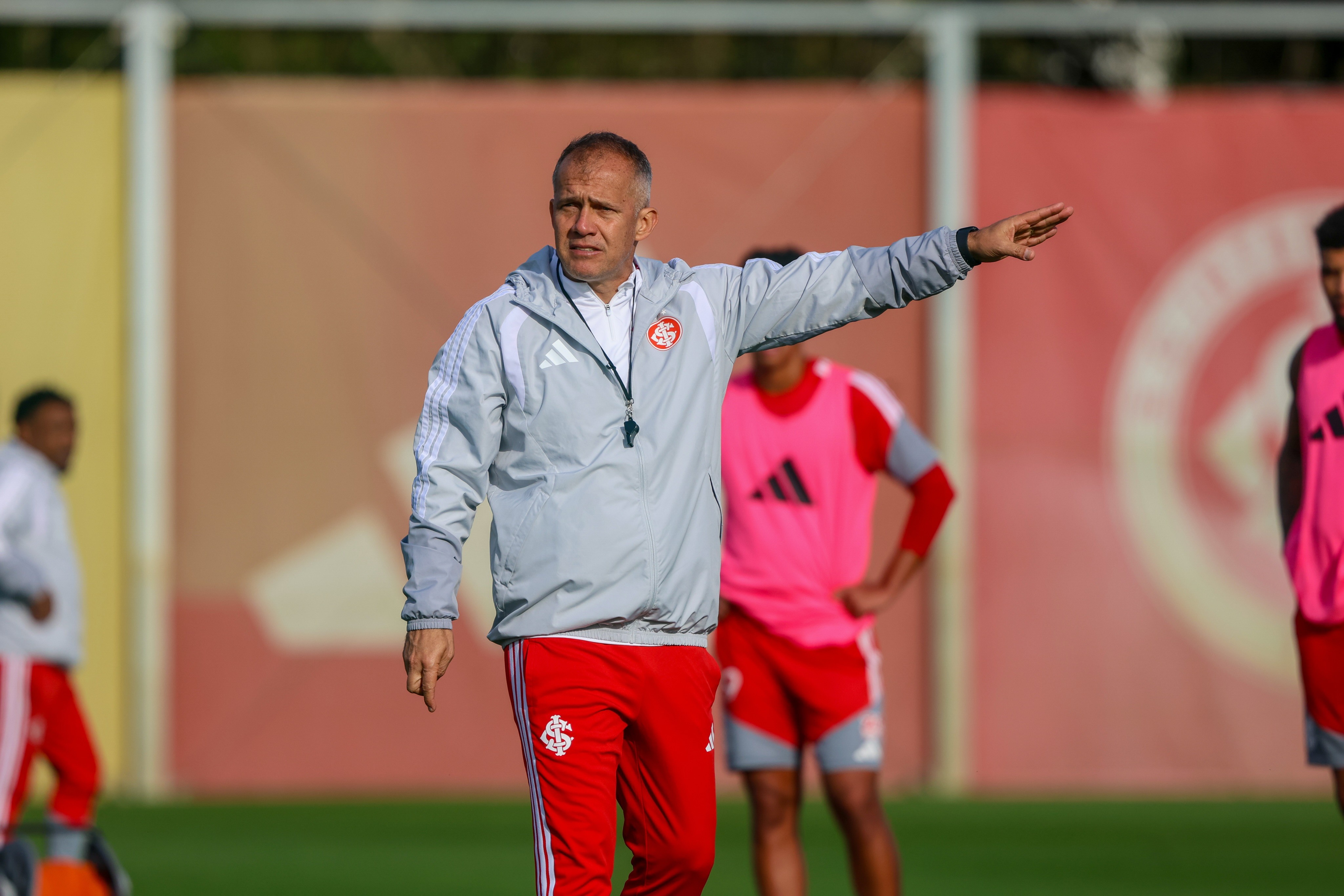 Eduardo Baptista inicia jornada no comando do Inter antes de estreia decisiva