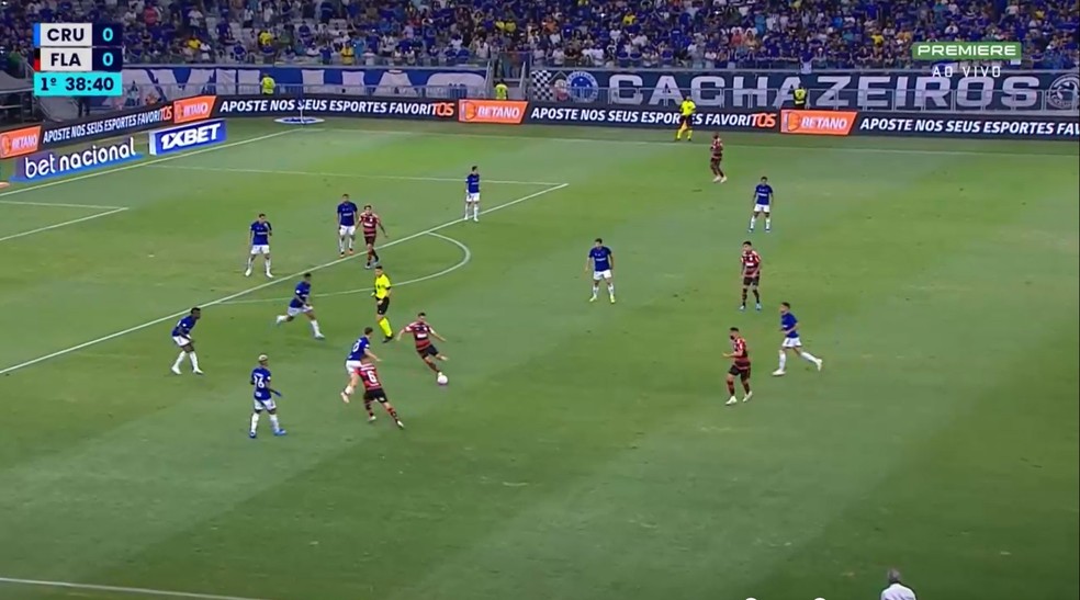 Éverton Ribeiro dá o passe para Bruno Henrique — Foto: Reprodução Sportv