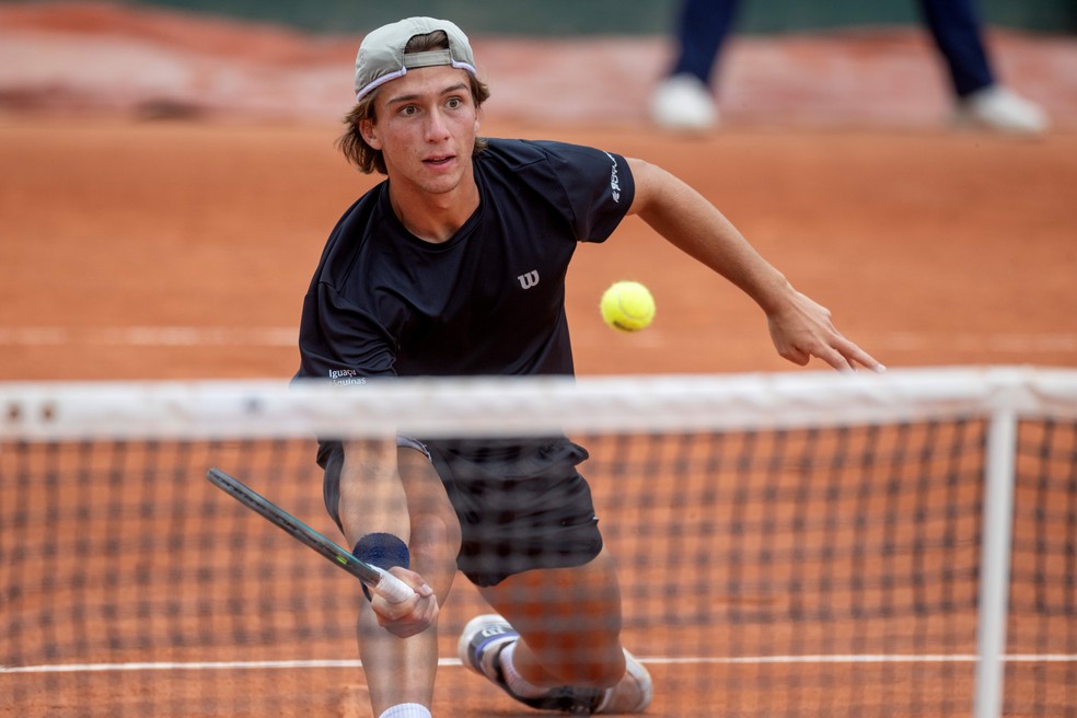 Leonardo Storck contra Guto Miguel no juvenil de Roland Garros — Foto: Tim Clayton/Getty Images