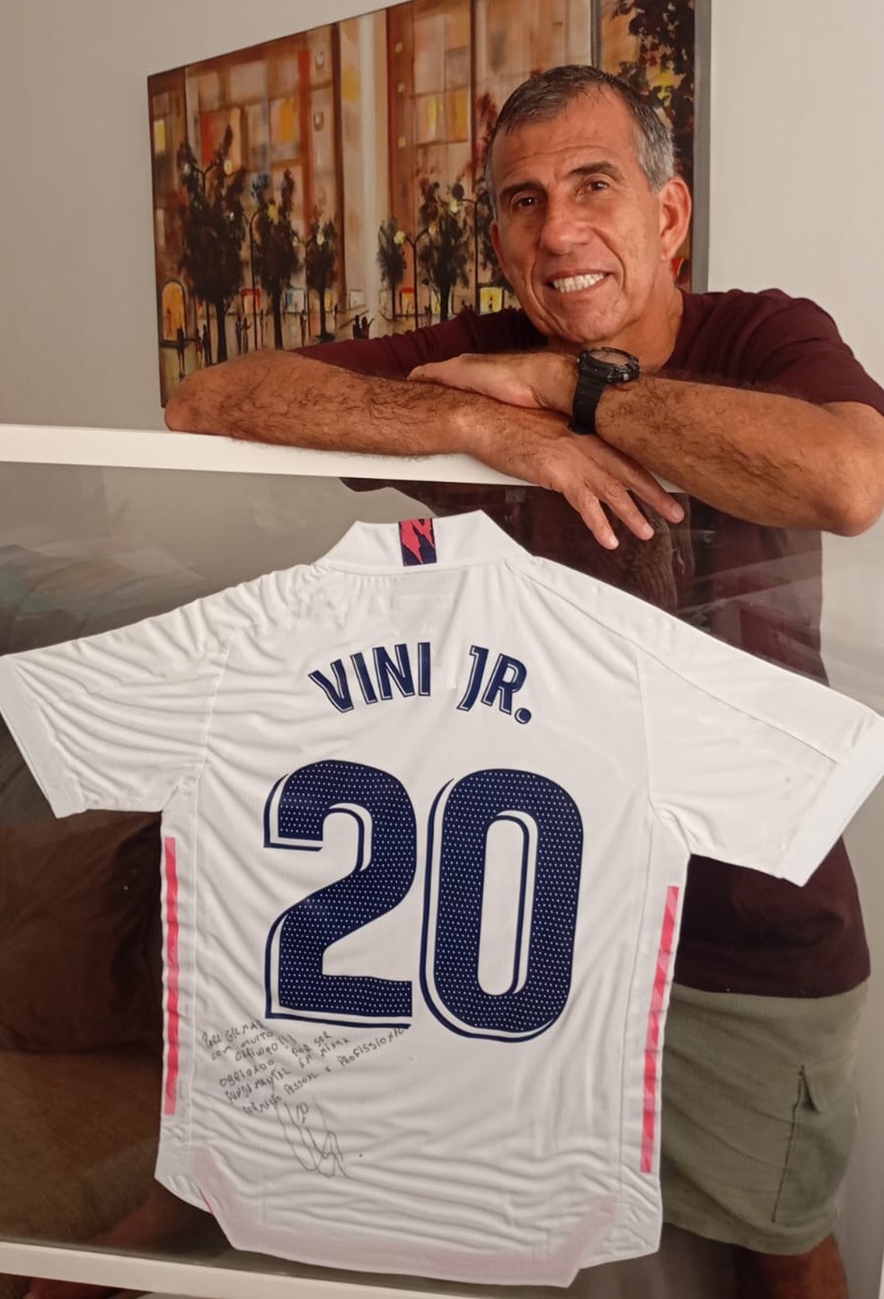 Gilmar Popoca com a camisa que ganhou de Vini Jr com a dedicatória: "Para Gilmar com muito carinho!!! Obrigado por ser fundamental em minha formação pessoal e profissional" — Foto: Arquivo Pessoal