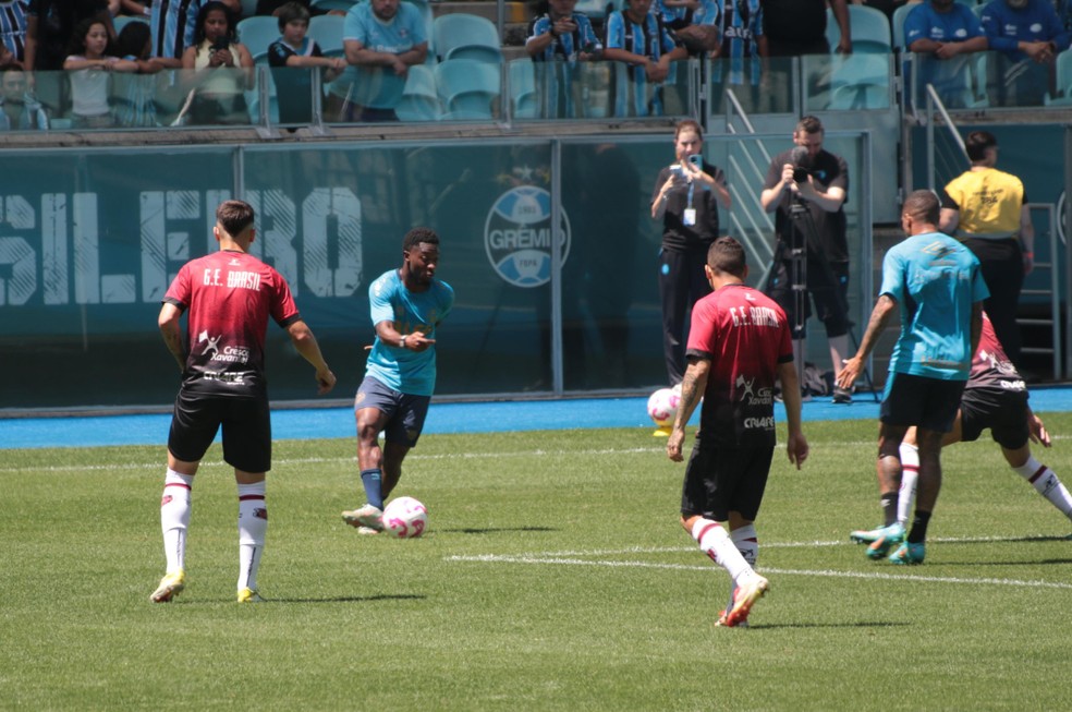 Amuzu fez o primeiro gol no jogo-treino do Grêmio contra o Brasil de Pelotas — Foto: Rafael Favero / ge.globo