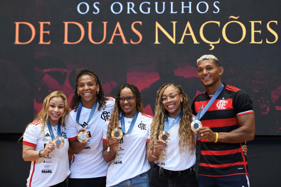 Rebeca Andrade, Rafaela Silva, Isaquias Queiroz, Lorrane Oliveira, Jade Barbosa e Flvia Saraiva em evento do Flamengo  Foto: Reuters