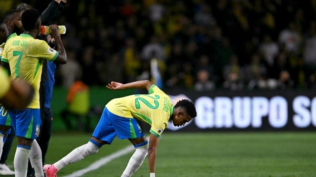 Estevão entra em campo pelo Brasil contra o Equador