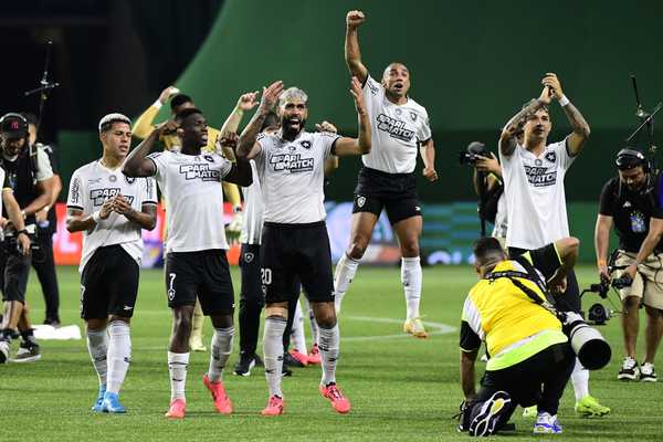 Caos, acaso e vida em Palmeiras x Botafogo: um confronto improvável no futebol.