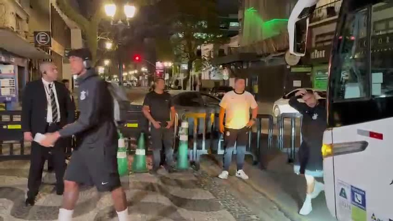 Corinthians chega a Curitiba para jogo contra o Grêmio