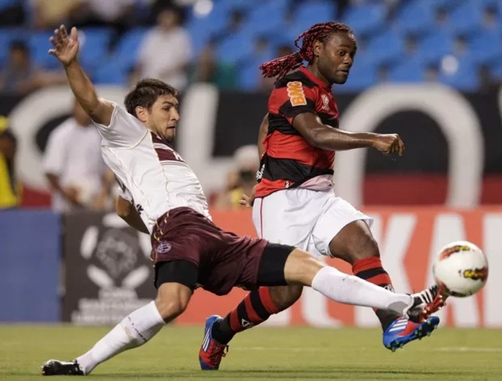 Vagner Love em ação no Flamengo x Lanús em 2012 — Foto: AP