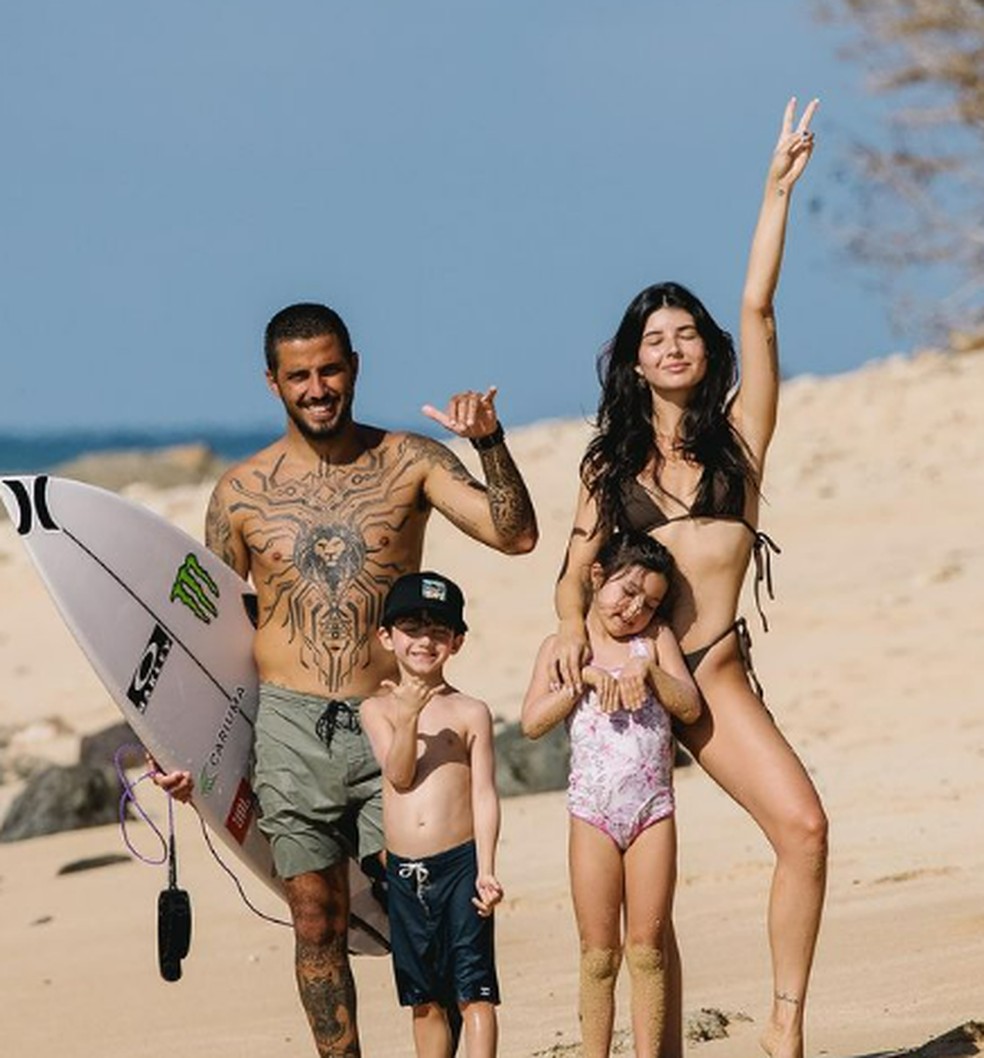 Filipe Toledo, a mulher Ananda e os filhos — Foto: Reprodução Instagram