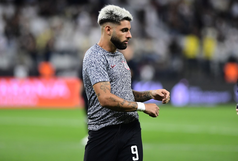 Yuri Alberto durante trabalho de aquecimento antes de Corinthians x Ponte  — Foto: Marcos Ribolli