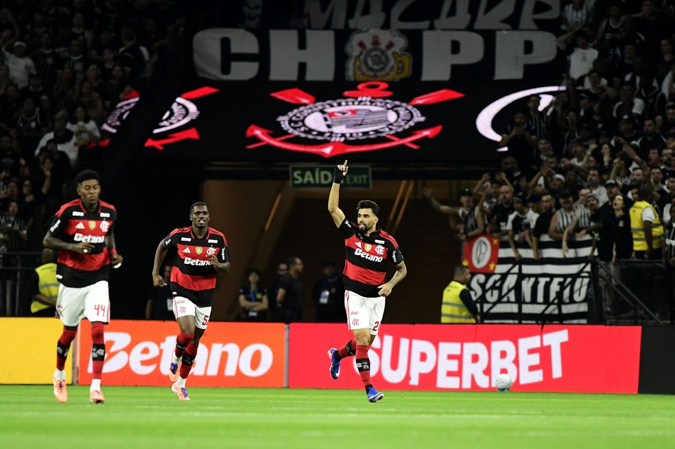 Paquet� comemora gol do Flamengo contra o Corinthians � Foto: Marcos Ribolli