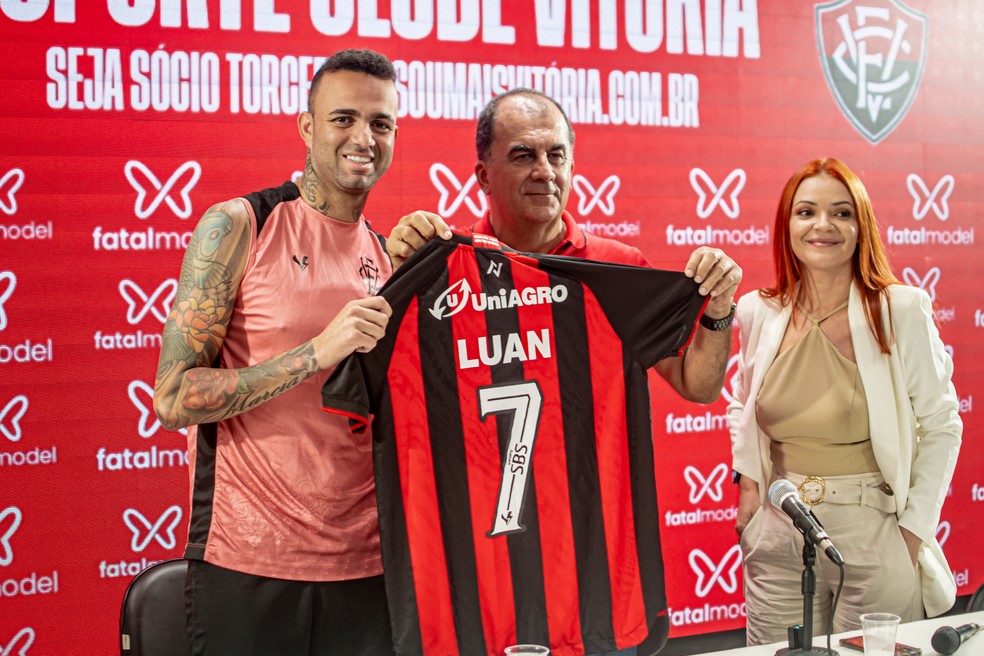 Luan é apresentado no Vitória — Foto: Victor Ferreira / EC Vitória / Divulgação