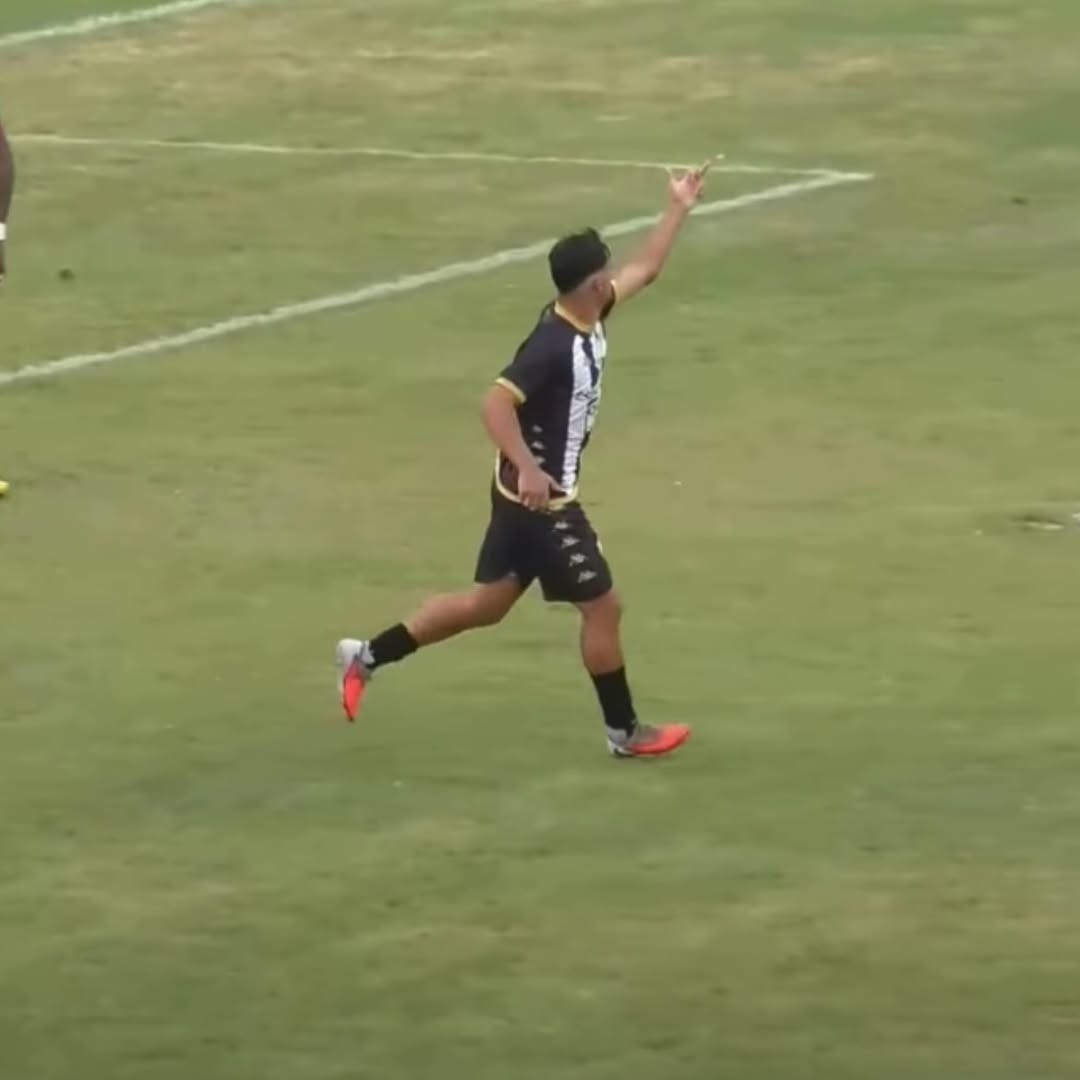 Atacante do Comercial choca torcida com gesto obsceno após gol