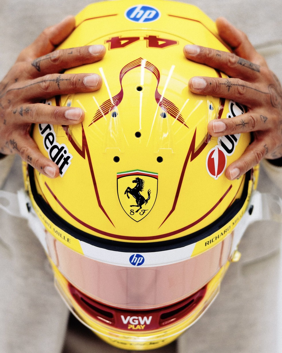 Ferrari mostra capacete que Hamilton vai usar em 2025 — Foto: Reprodução