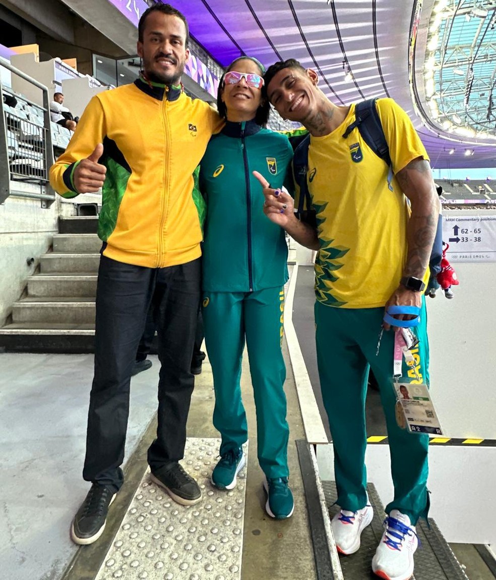 Luiz Henrique (técnico e marido de Jerusa), Jerusa dos Santos e Gabriel Garcia, em Paris — Foto: Cedida