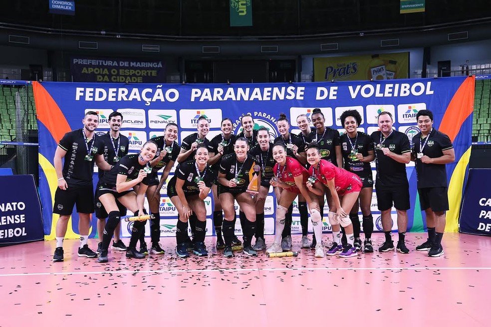 Anielly Fernandes com demais atletas do Maringá — Foto: Eduardo Maroldi
