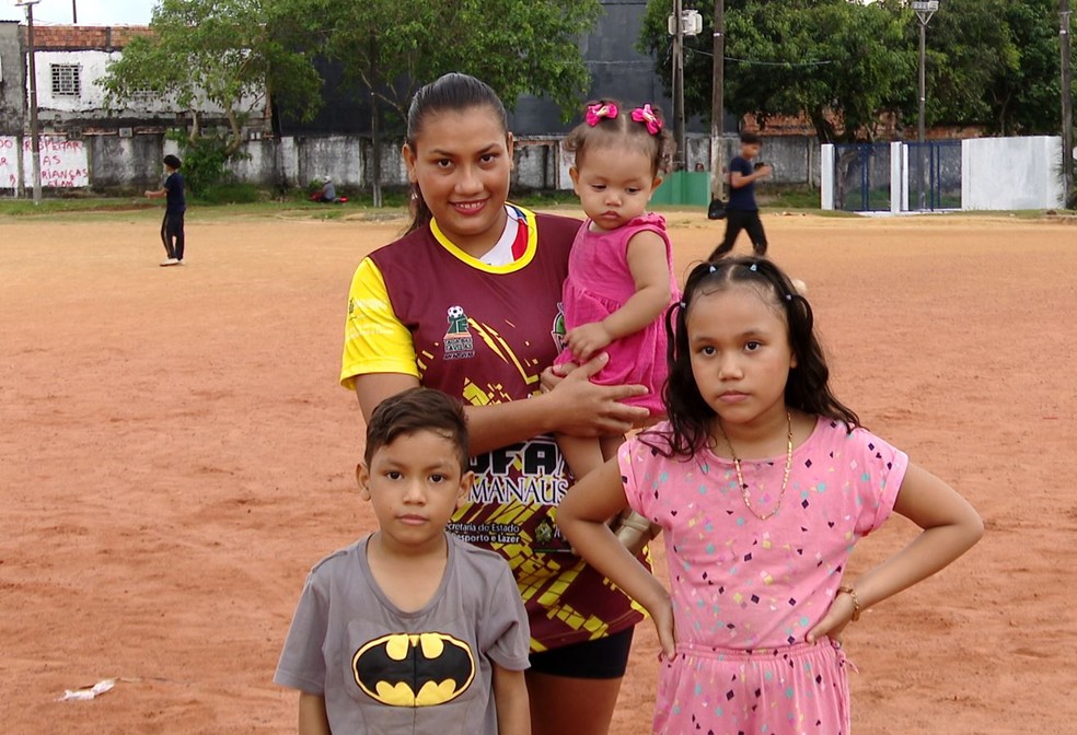 Mayane, m&atilde;e de tr&ecirc;s filhos, divide seu tempo entre os cuidados com a fam&iacute;lia e os jogos na T&ccedil;a das Favelas Amazonas. &mdash; Foto: Larry Wilcox/ Rede Amaz&ocirc;nica