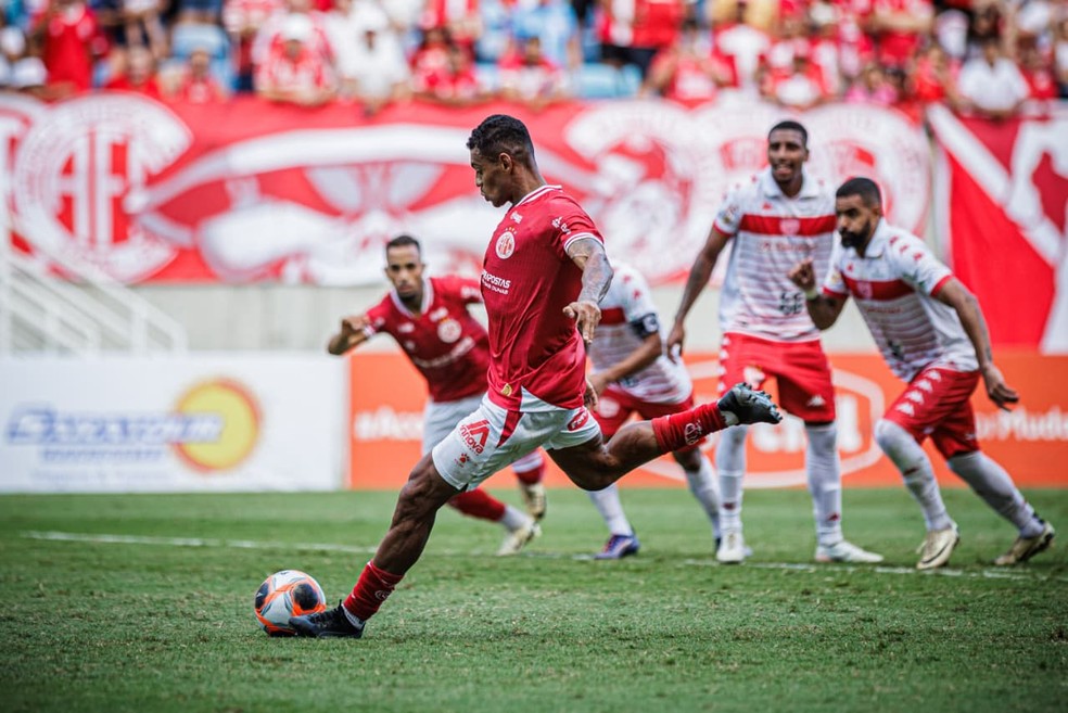 Ricardo Lopes, de pênalti, fez o gol do América-RN no empate por 1 a 1 com o Potiguar de Mossoró — Foto: Gabriel Leite/América FC