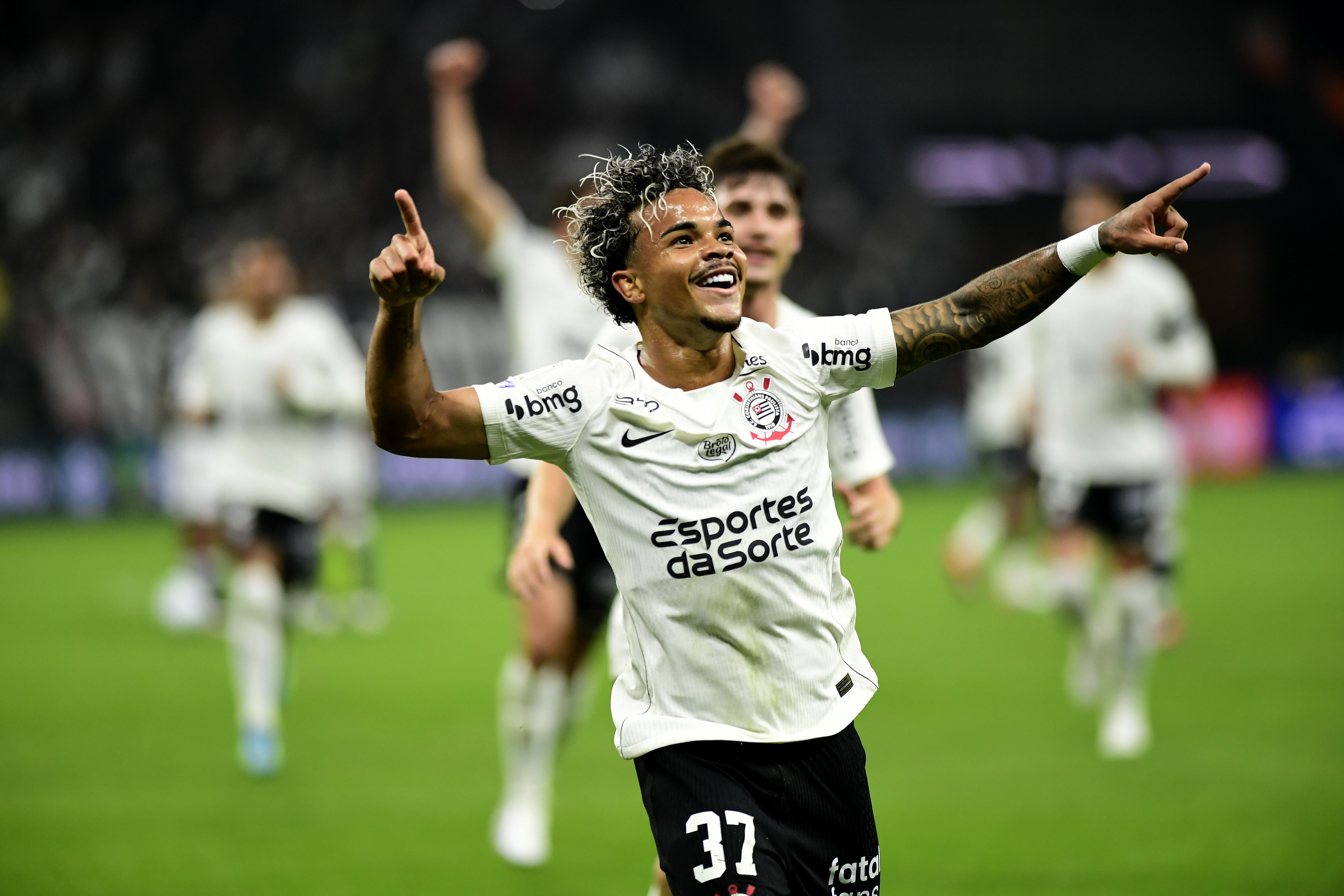 Yuri e Kaio César Brilham em Grande Estilo e Elevam o Nível do Corinthians em Noite de Gala