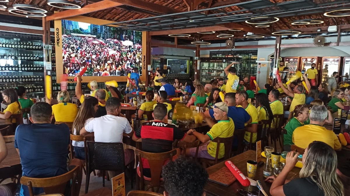 Decepção toma conta de bar em João Pessoa após eliminação do Brasil copa do mundo ge