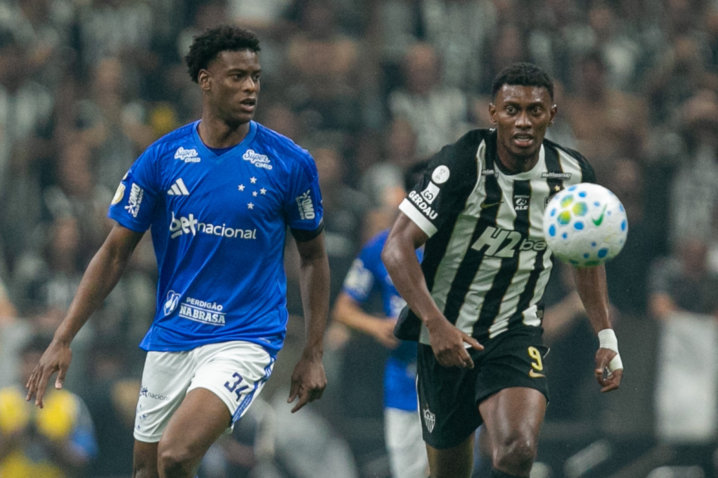 Zagueiro do Cruzeiro tem lesão confirmada; veja tempo de recuperação