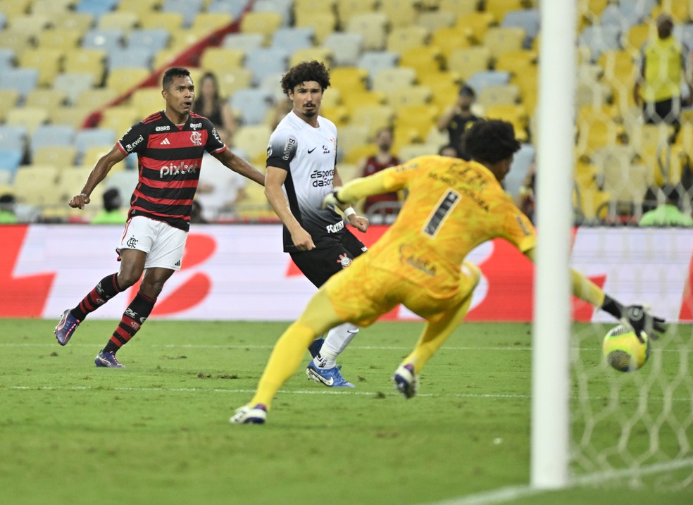 Alex Sandro marca seu primeiro gol pelo Flamengo — Foto: André Durão