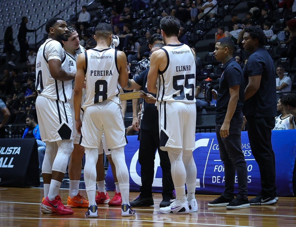Basquete do Corinthians vive caos logístico, perde voos e leva diretor a bancar despesas no Sul-Americano