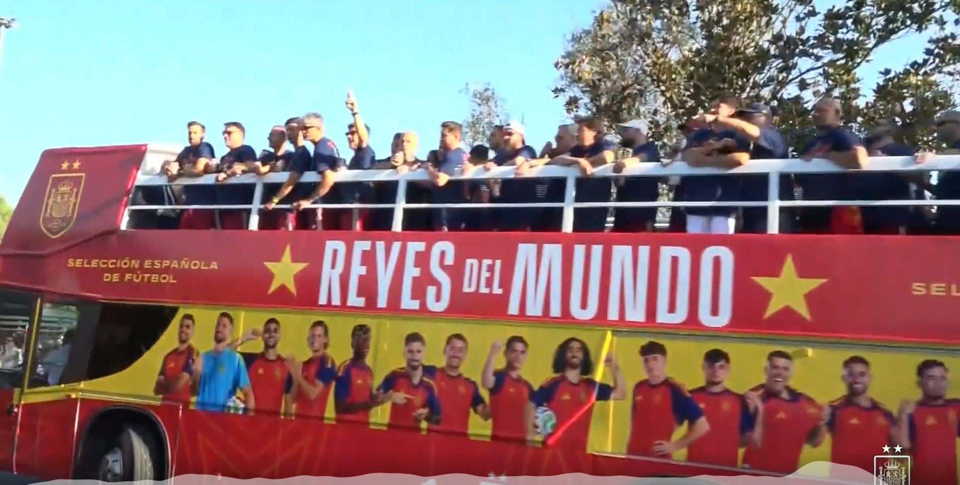 Espanha desfila com taça da Copa e é recebida por multidão em Madri