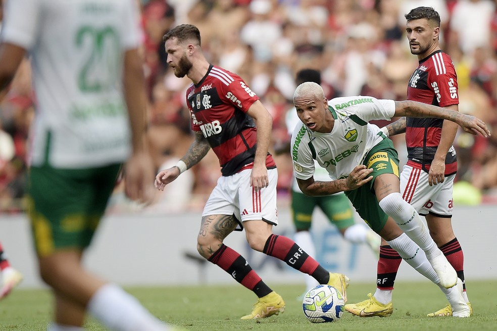 Deyverson disputa lance em Flamengo x Cuiabá — Foto: Alexandre Loureiro/AGIF
