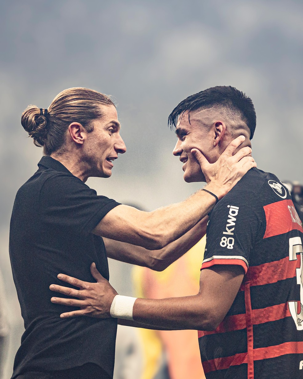 Filipe Luís cumprimenta Alcaraz após Flamengo x Corinthians — Foto: Lucas Almeida