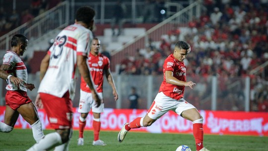 João Vitor celebra sequência no Vila e momento do time na Série B