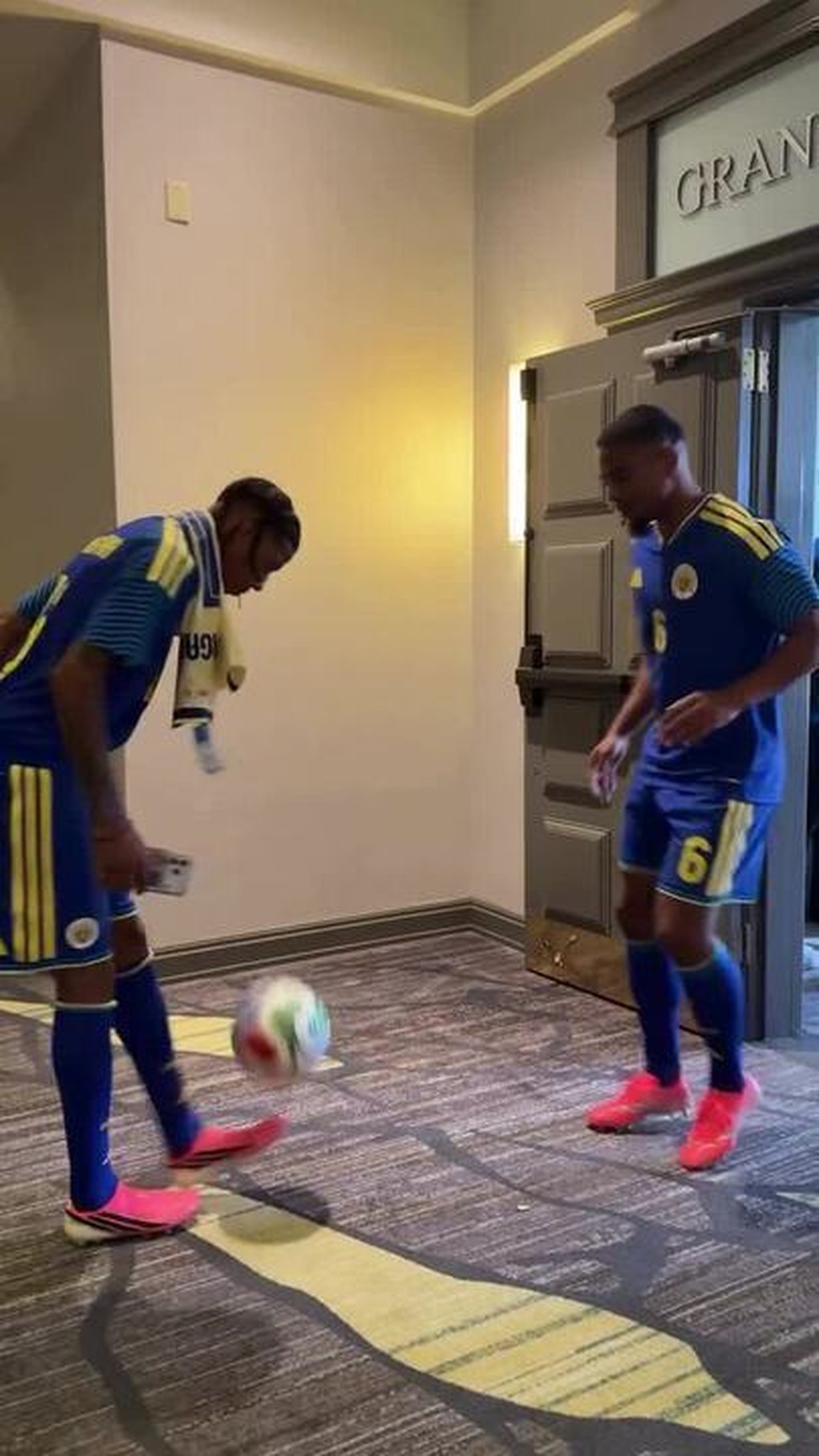 Curaçao inicia treinos nos EUA com visita de Chad Ochocinco e clima festivo